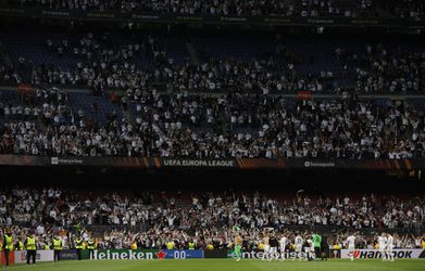 V Barcelone sú pobúrení: Toto je škandál. 30 tisíc fanúšikov Frankfurtu ovládlo Camp Nou