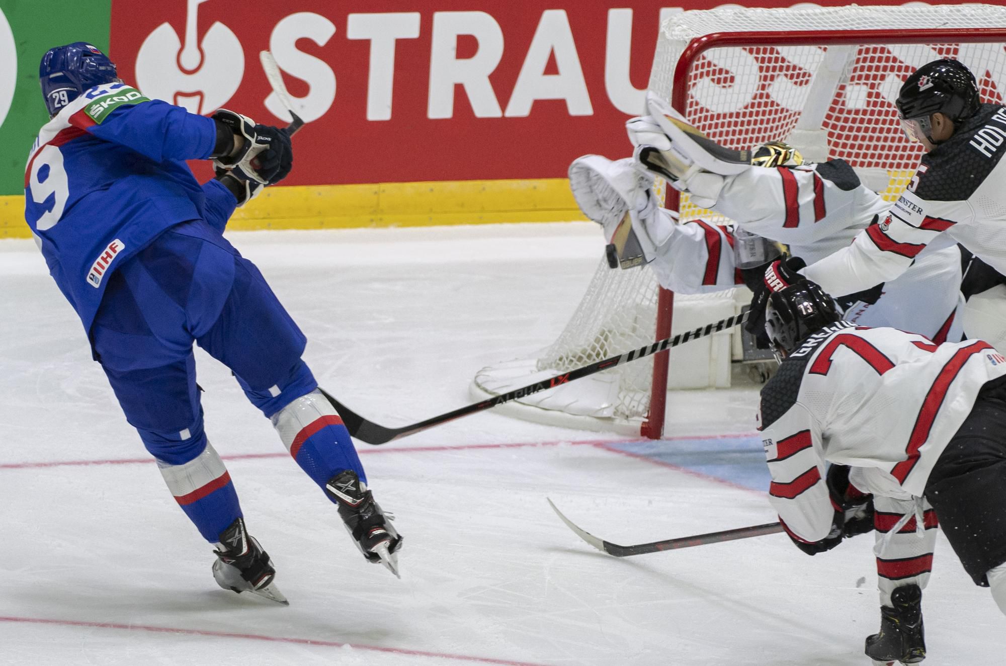 MS v hokeji 2022: Slovensko - Kanada (Michal Ivan a brankár Logan Thompson)