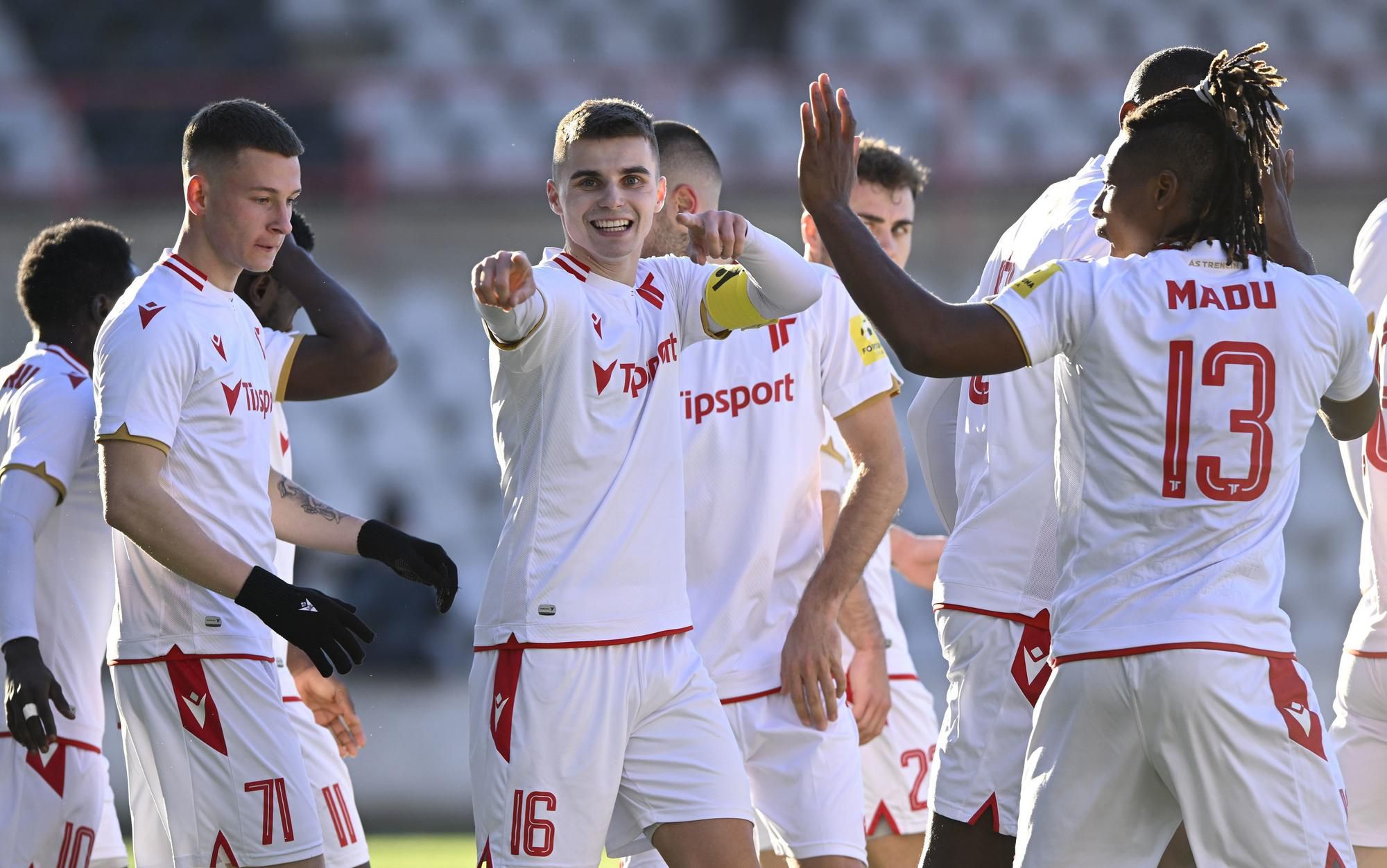 Jakub Kadák oslavuje gól so spoluhráčmi v AS Trenčín