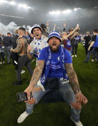 Bujaré oslavy postupu Schalke si vyžiadali svoju daň. Viacero fanúšikov skončilo v nemocnici