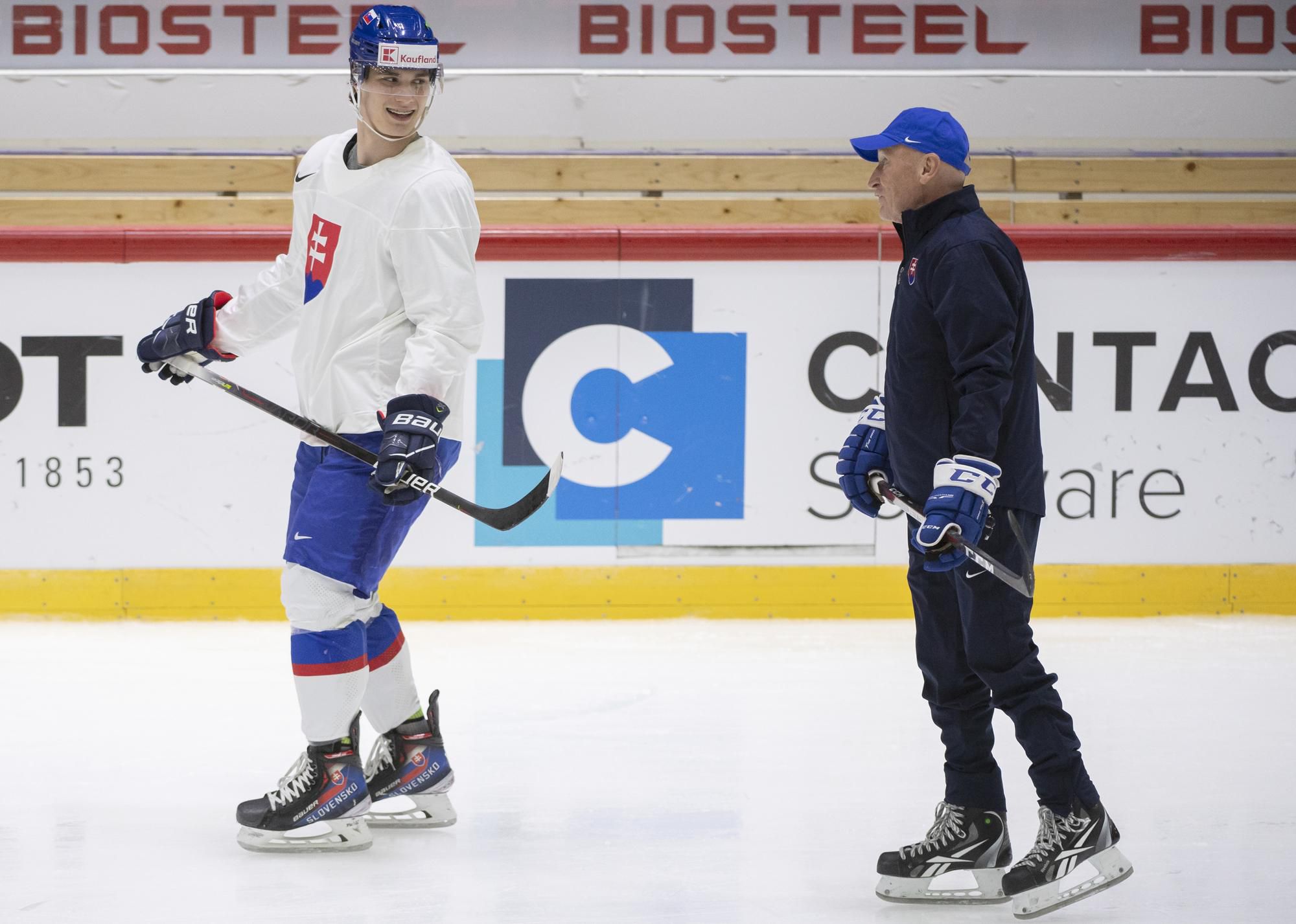 MS v hokeji 2022: Juraj Slafkovský a vpravo tréner Craig Ramsay počas tréningu slovenskej hokejovej reprezentácie