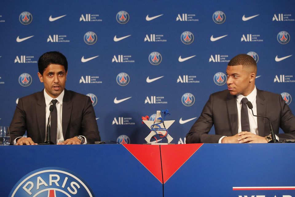Útočník francúzskeho klubu PSG Kylian Mbappé (vpravo) a prezident PSG Nasser Al-Khelaifi.