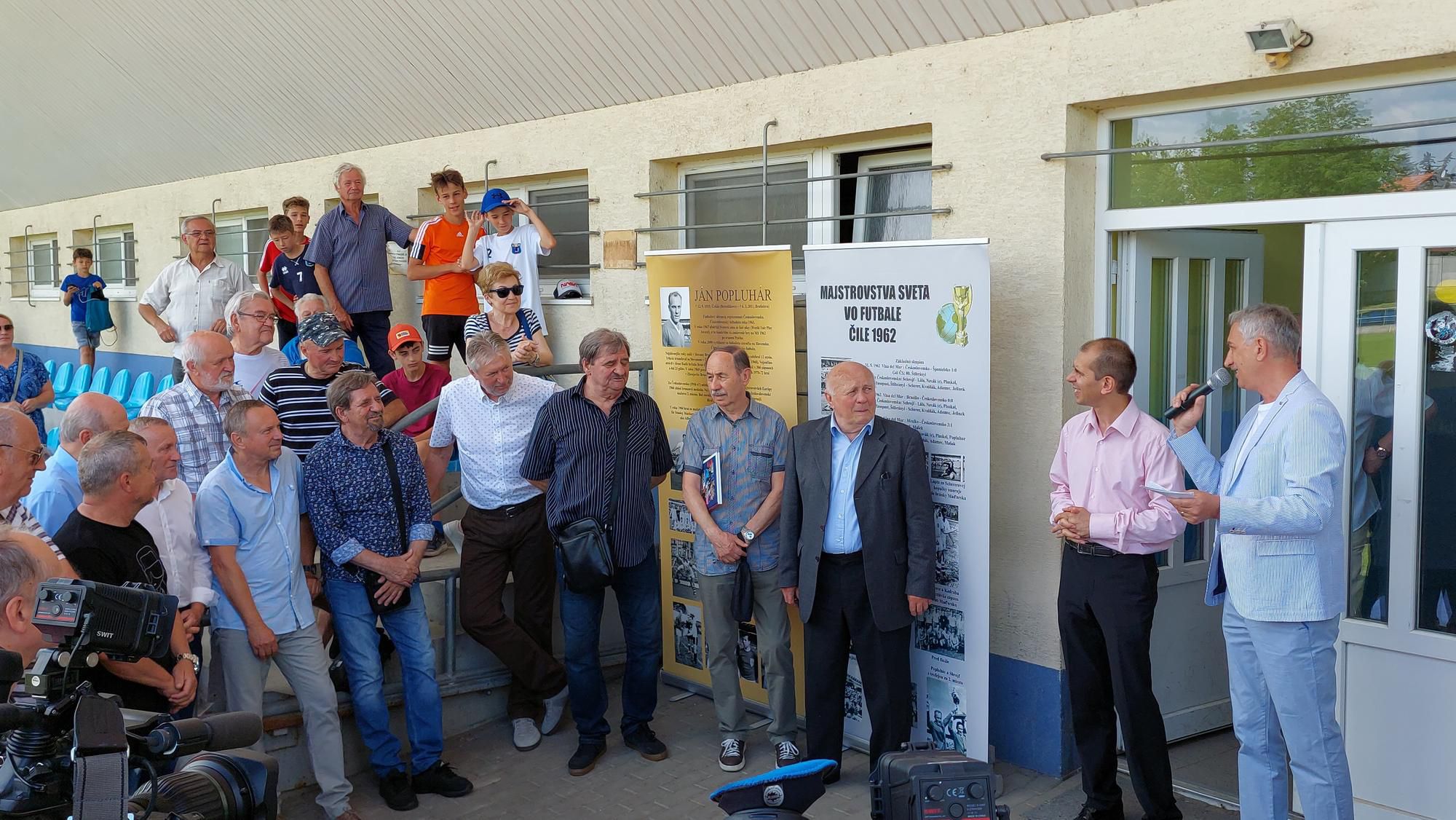 Na ceremoniáli v Bernolákove sa zúčastnili aj ďalšie slovenské futbalové legendy