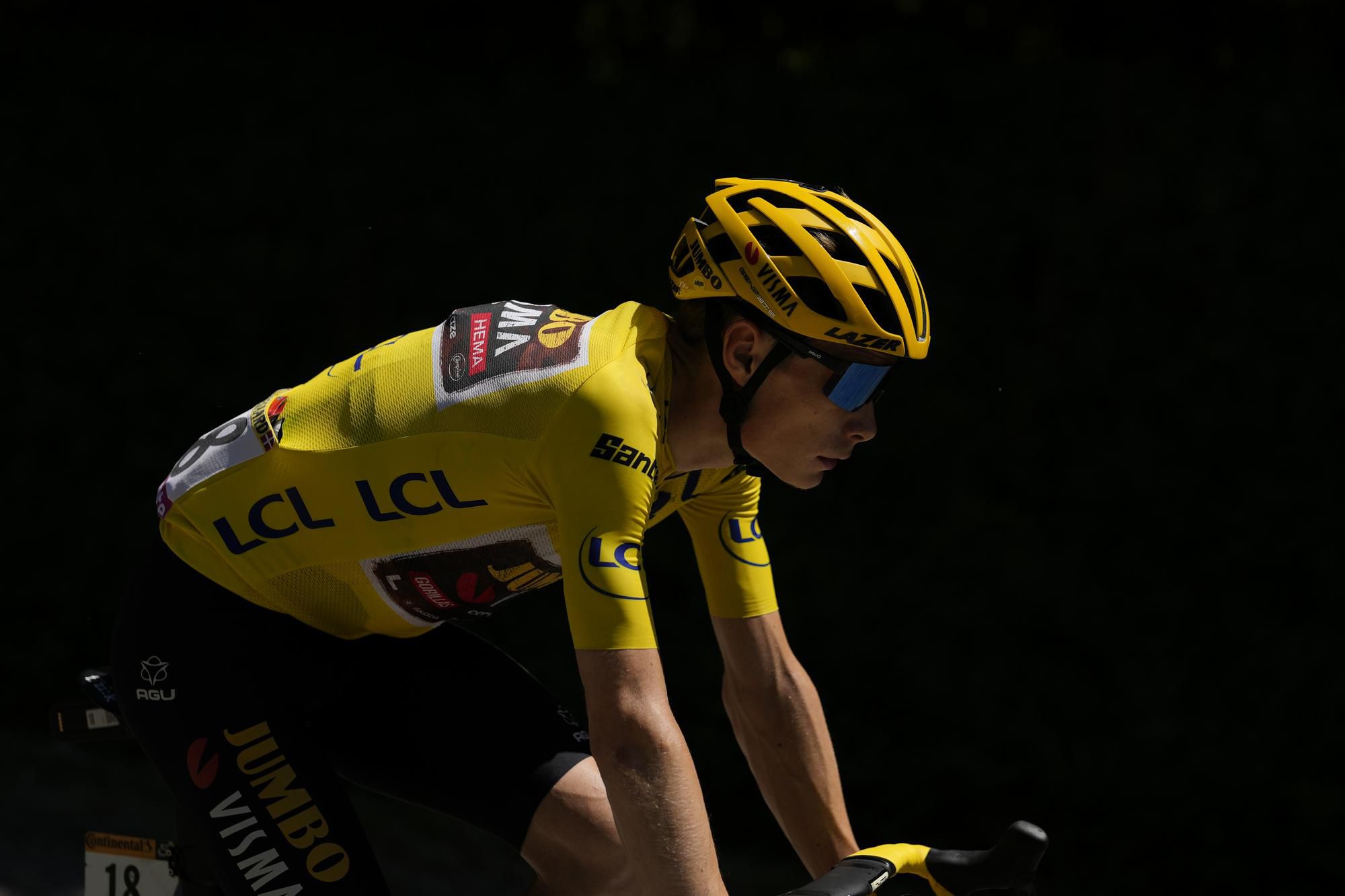 Jonas Vingegaard v žltom drese na Tour de France 2022.