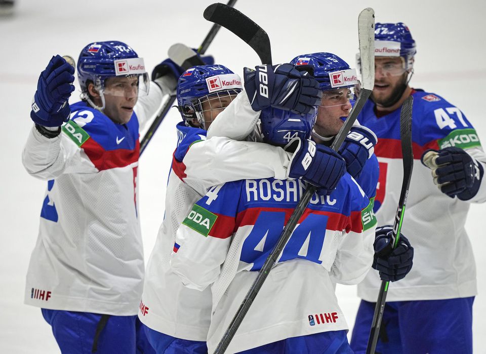 MS v hokeji 2022: Slovensko - Dánsko (Andrej Kollár, Adam Sýkora, Mislav Rosandič, Šimon Nemec a Mário Lunter oslavujú štvrtý gól)