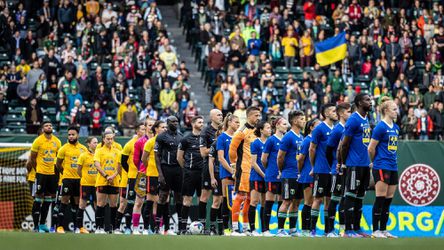 Mužský a ženský klub z Portlandu odohrali zmiešaný zápas, vyzbierali pol milióna dolárov na pomoc Ukrajine