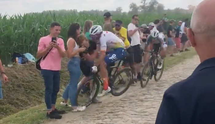 Daniel Oss sa na Tour de France zrazil s divákmi