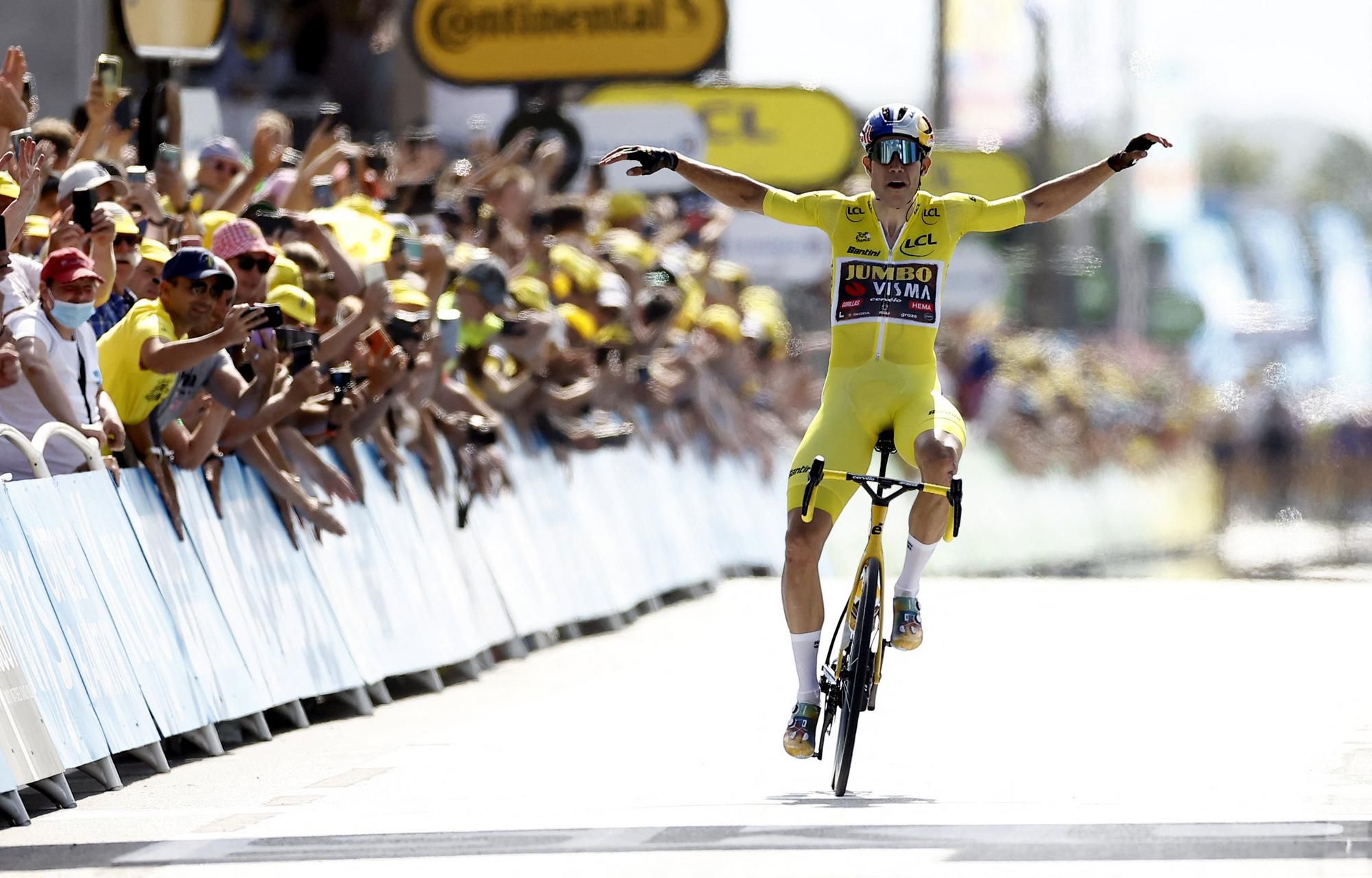 Wout Van Aert oslavuje víťazstvo v 4. etape Tour de France 2022