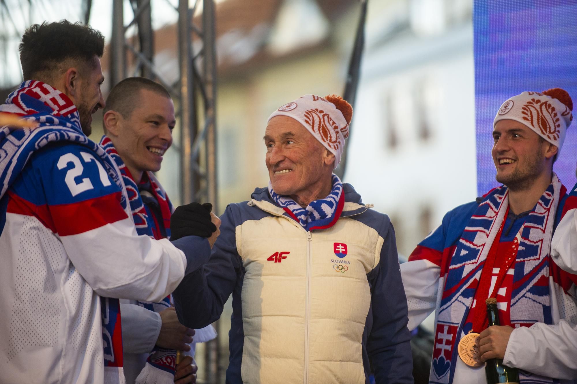 Craig Ramsay spolu so svojimi zverencami oslavujú v Bratislave zisk bronzových medailí.