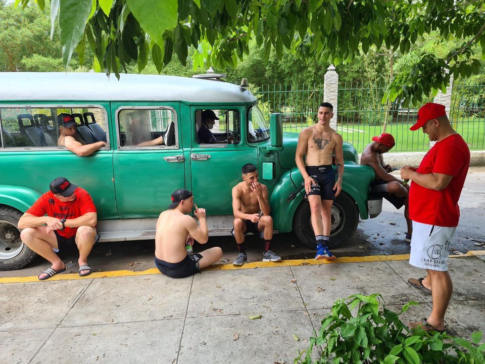 Životná príležitosť pre zápasníkov RFA. Pätica zápasníkov vycestovala na kemp na Kubu