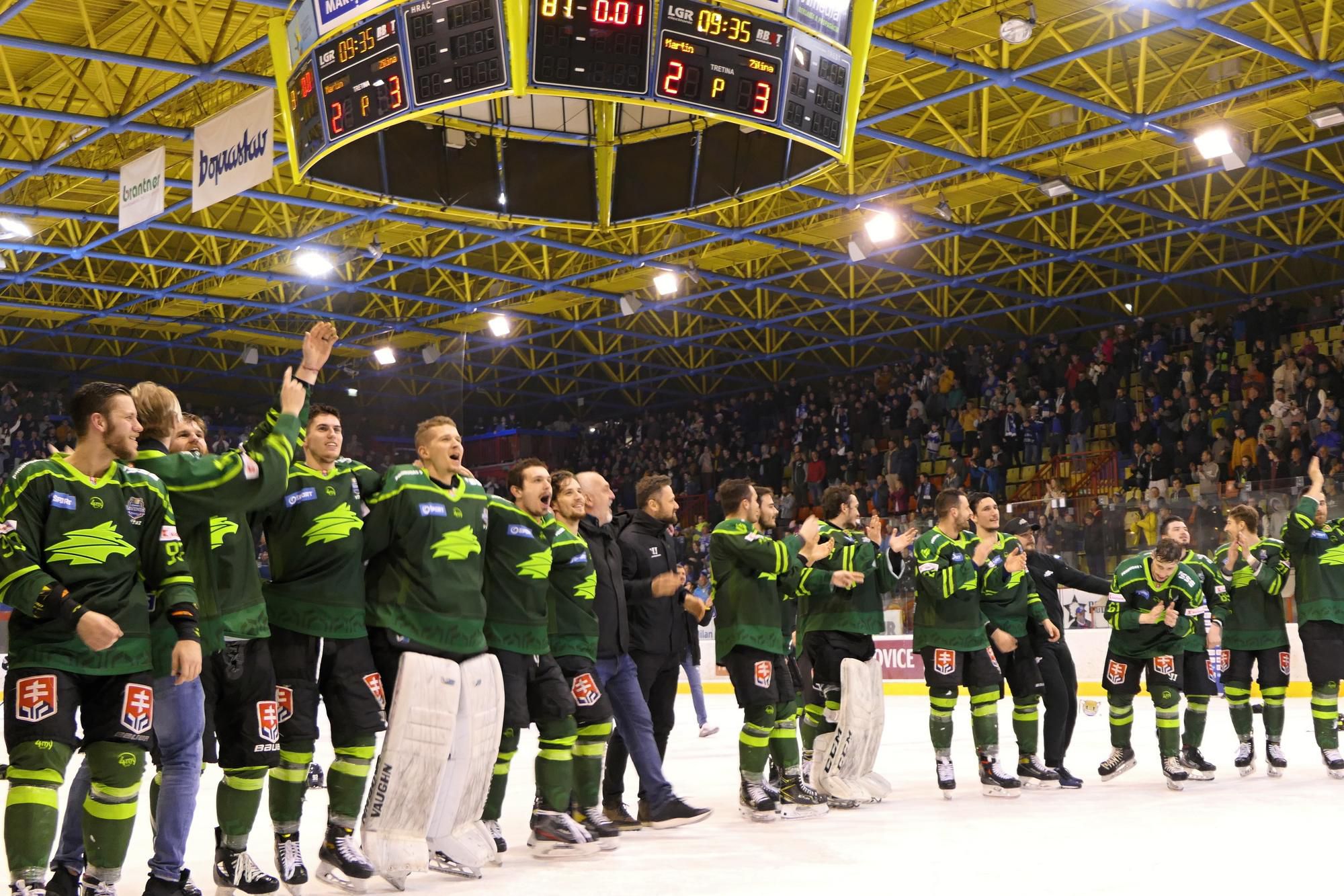 Žilinskí hokejisti dvíhajú nad hlavou trofej po zisku titulu v Tipos Slovenskej hokejovej lige (SHL).