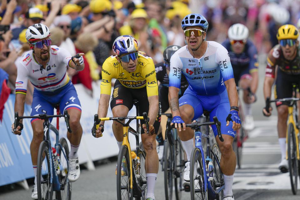 Peter Sagan ukazuje prstom na Wouta van Aerta v cieli 3. etapy Tour de France 2022.
