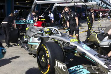 Hamilton vtipkuje aj keď sa Mercedesu nedarí: Mám mnoho pírsingov, ktoré sa naozaj nedajú vybrať