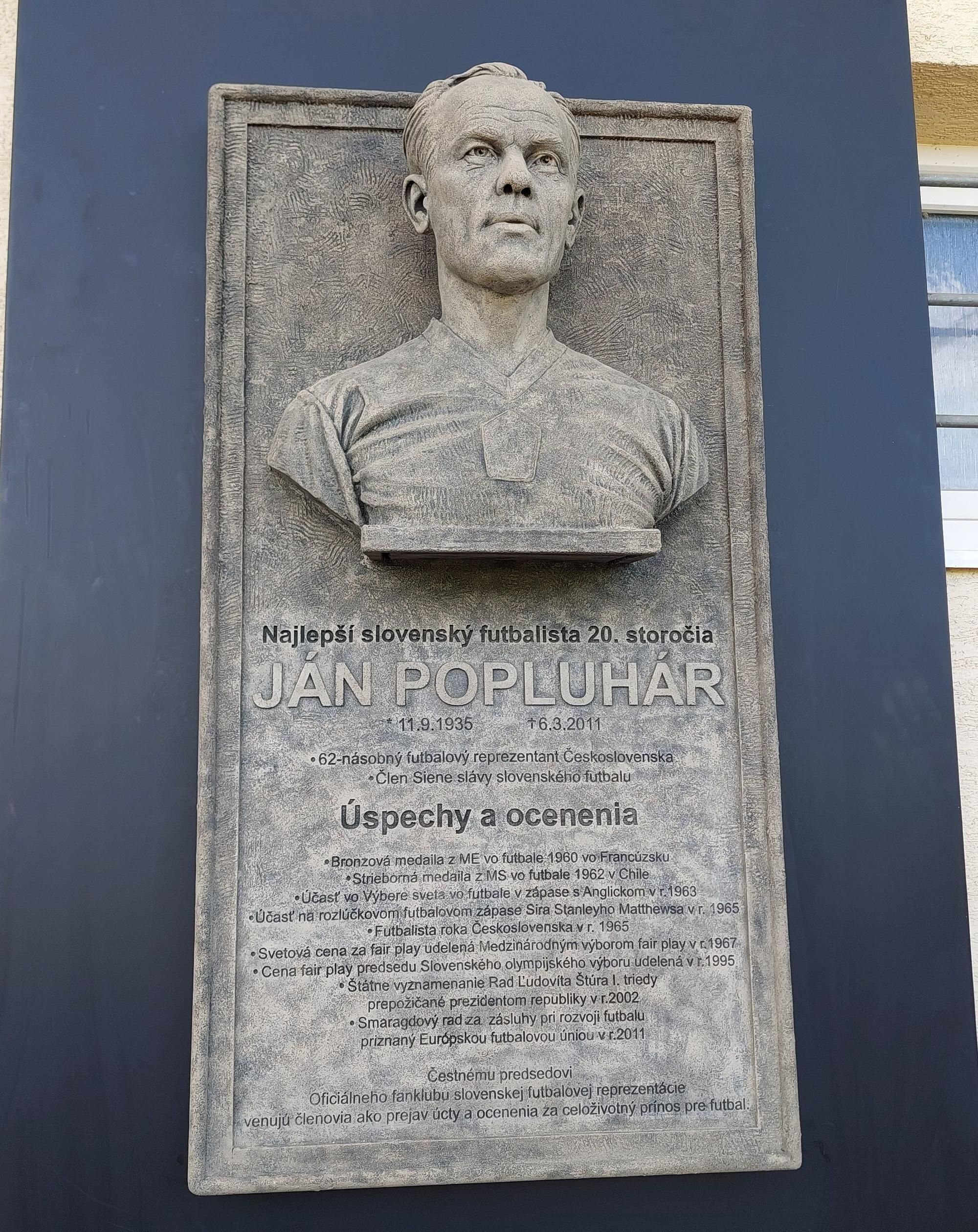 Busta Jána Popluhára v na štadióne Bernolákove