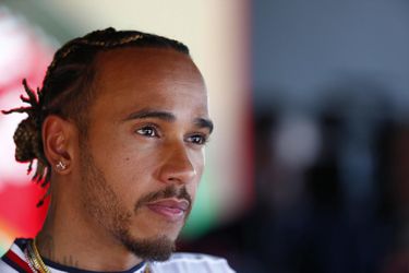 Lewis Hamilton naďalej odmieta odstránenie piercingu: Doteraz to nebol nikdy problém