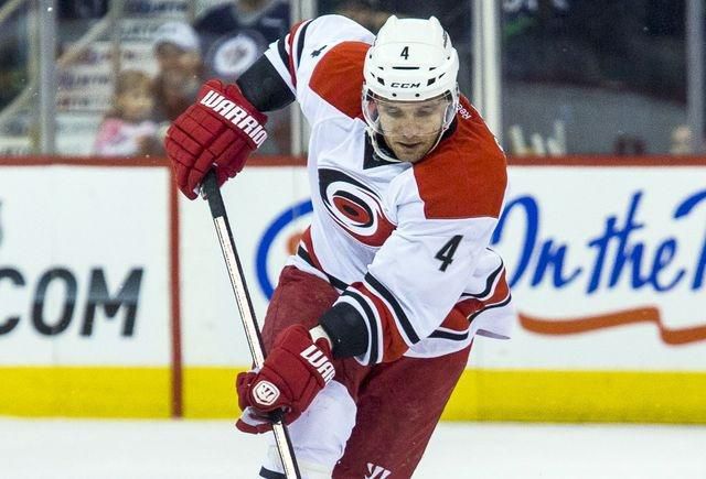 Andrej Sekera v drese Caroliny Hurricanes