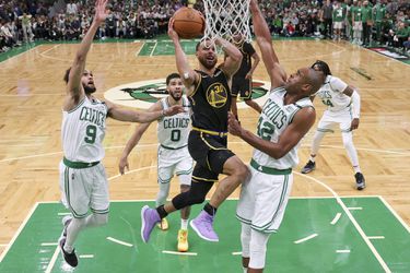 NBA: Hráči Golden State zdramatizovali finálovú sériu, Curry bodovo zahviezdil