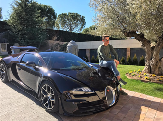 Zlá správa pre dovolenkujúceho Cristiana Ronalda. Jeho Bugatti za takmer 2 milióny eur nabúrali