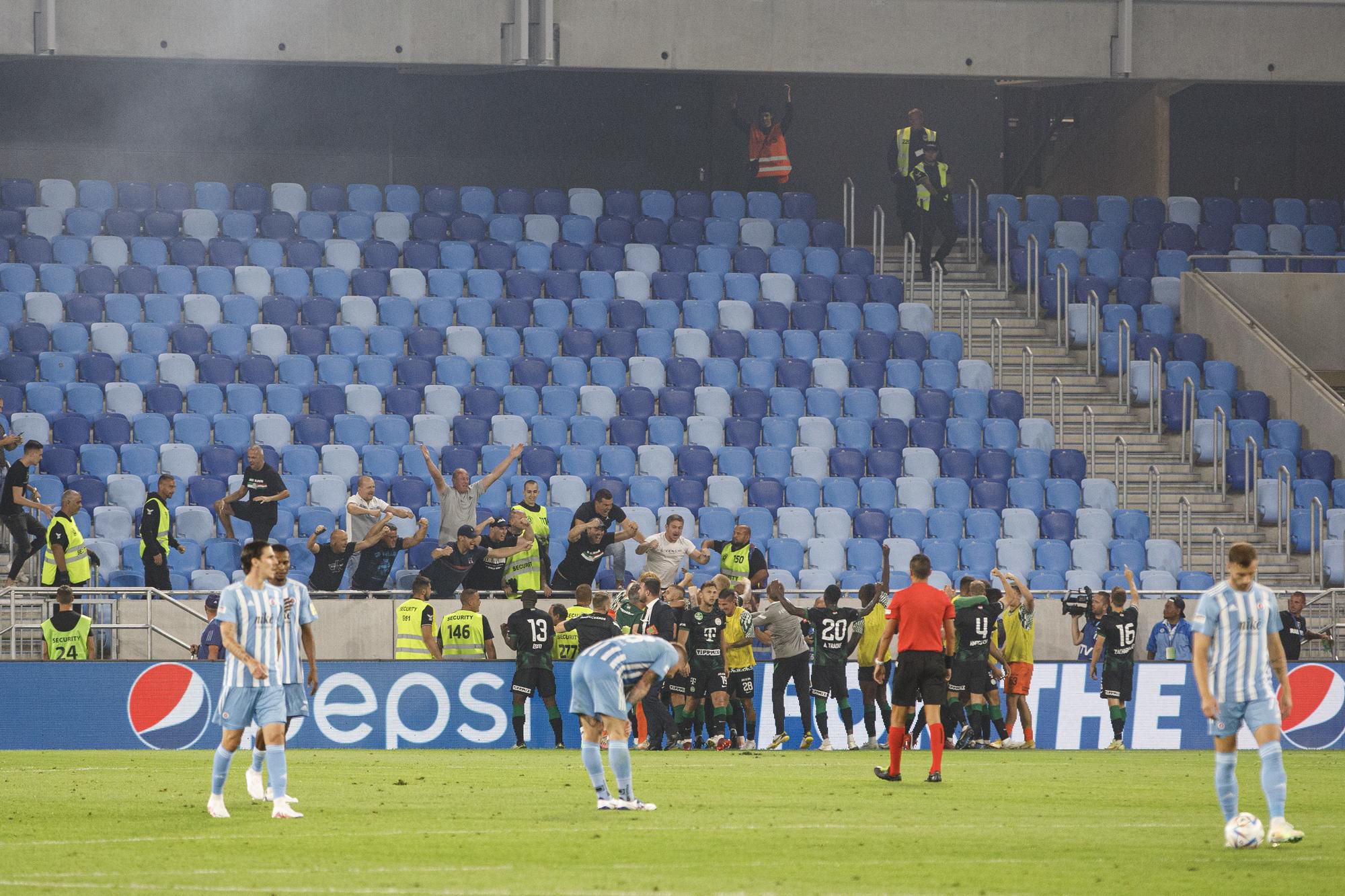 Radosť Ferencvárosu Budapešť po víťazstve nad Slovanom Bratislava 4:1.