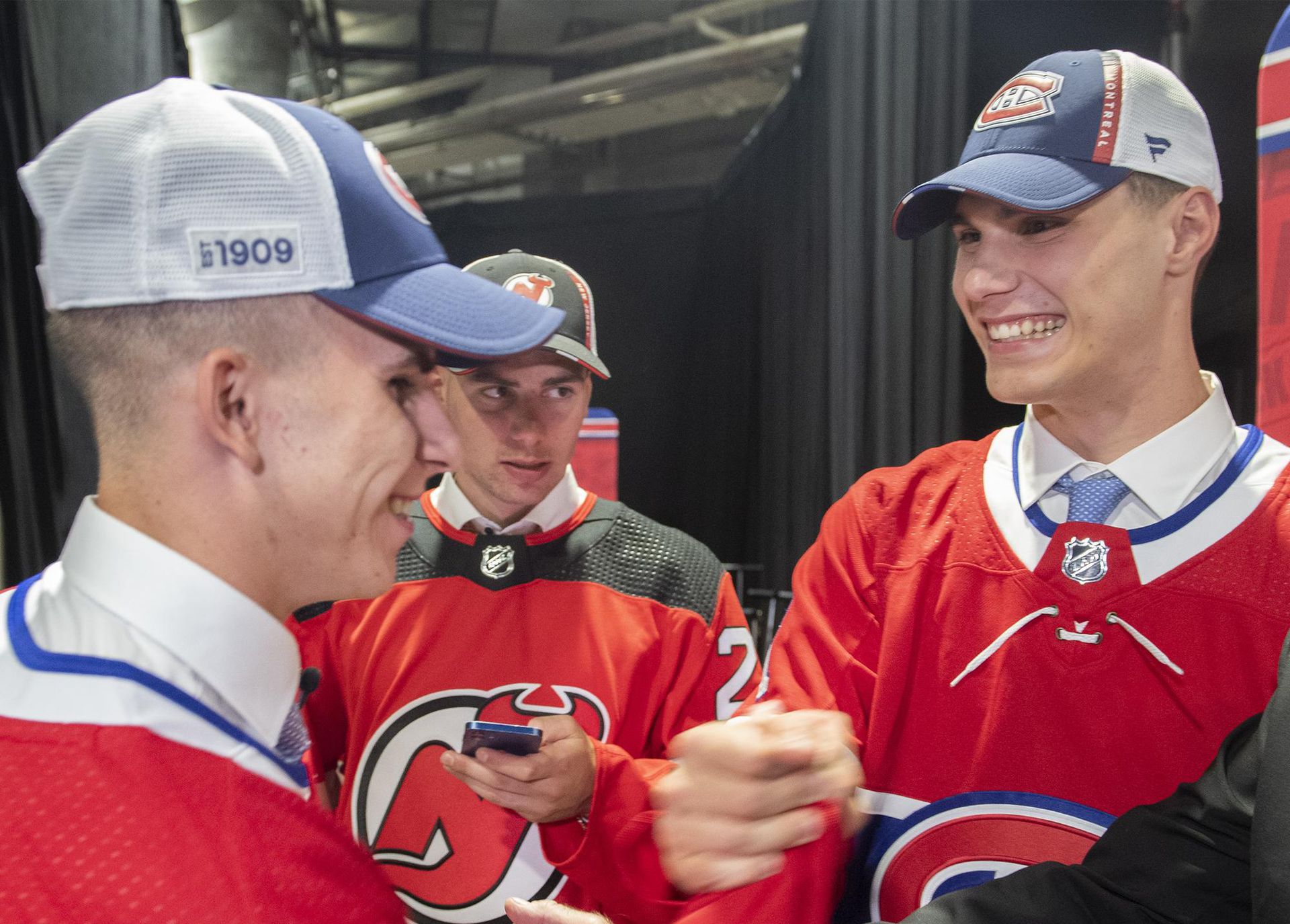 Juraj Slafkovský, Šimon Nemec a Filip Mešár na drafte NHL 2022. Zdroj: SITA/AP