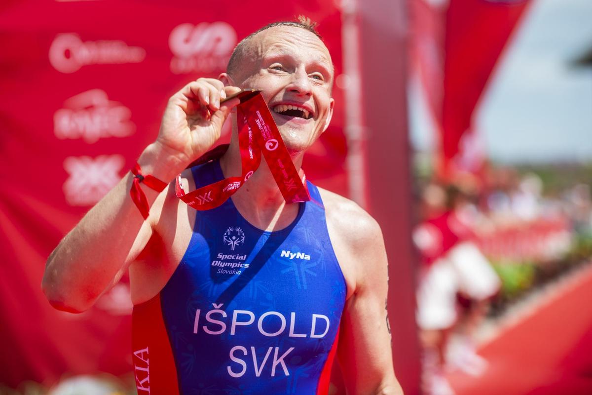 Fantázia! Slovák s autizmom nedal súperom šancu a na domácej pôde obhájil európsky titul v triatlone