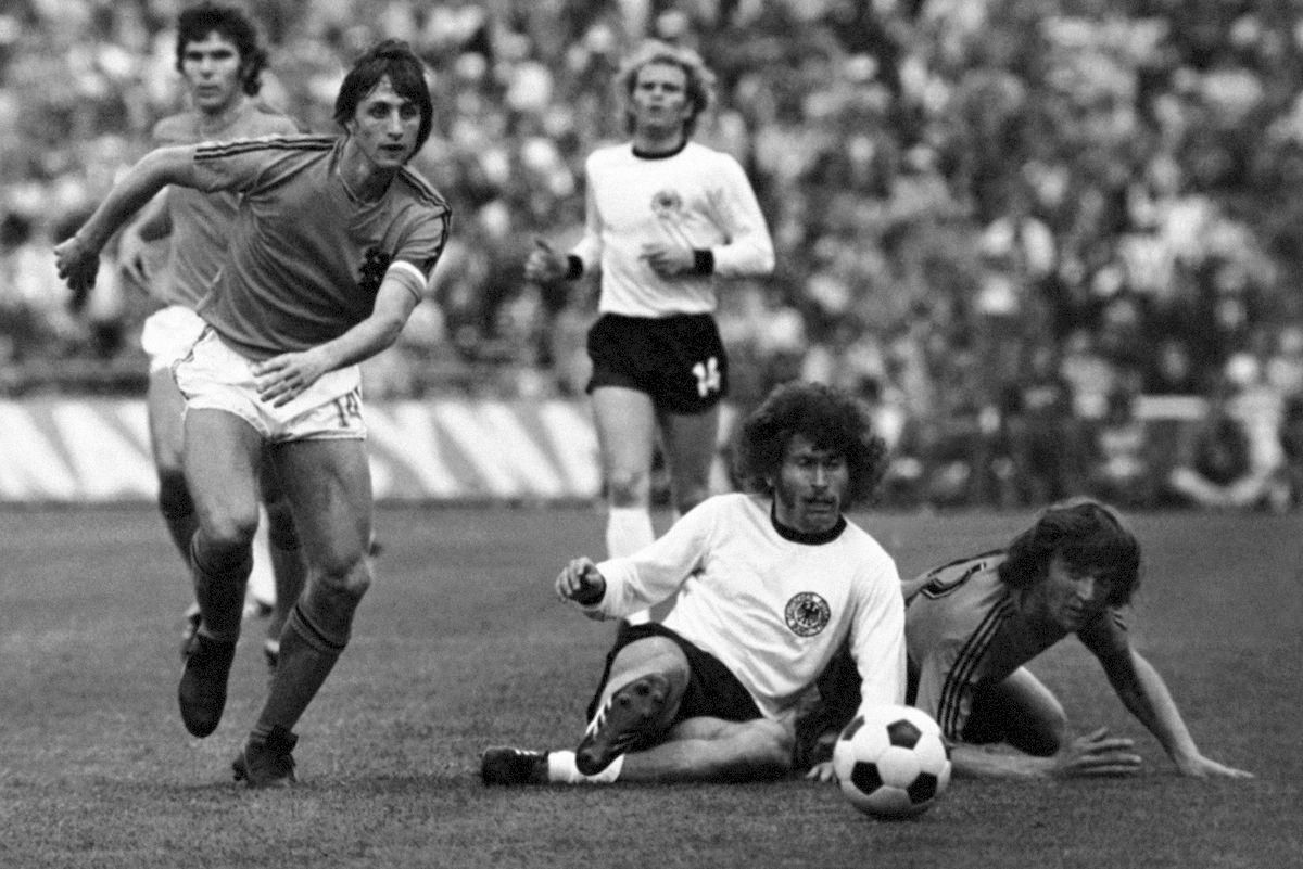 Johan Cruyff v zápase Holandska s Nemeckom na MS 1974