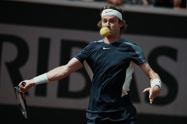 Roland Garros: Rus Rubľov prenikol do osemfinále, bez problémov postúpil aj Medvedev