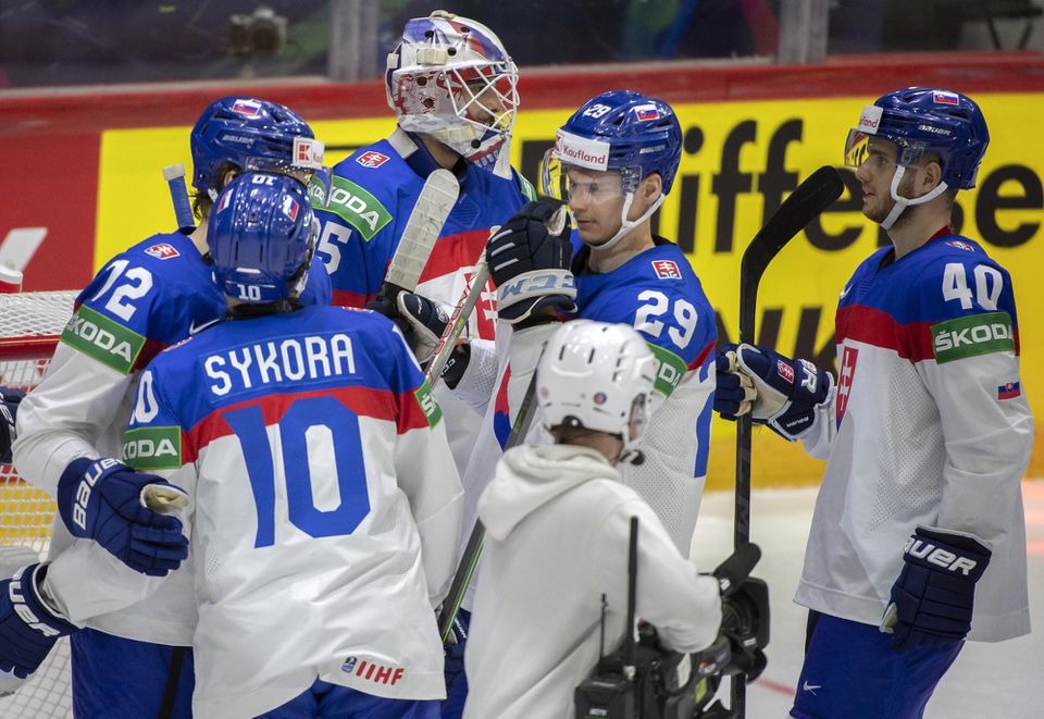 MS v hokeji 2022: Kazachstan - Slovensko (v popredí Adam Sýkora, Michal Ivan, Miloš Roman)