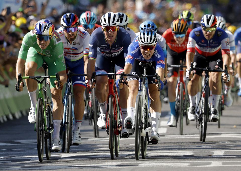 Peter Sagan (druhý zľava) v špurte 15. etapy Tour de France