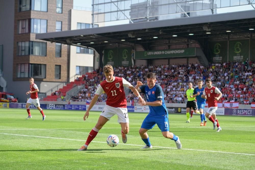 Nikolas Veratschnig v súboji so Samuelom Kopásekom, vľavo v pozadí Samuel Mischitz