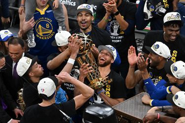 Basketbalisti Golden State Warriors oslavujú zisk siedmeho titulu v histórii NBA
