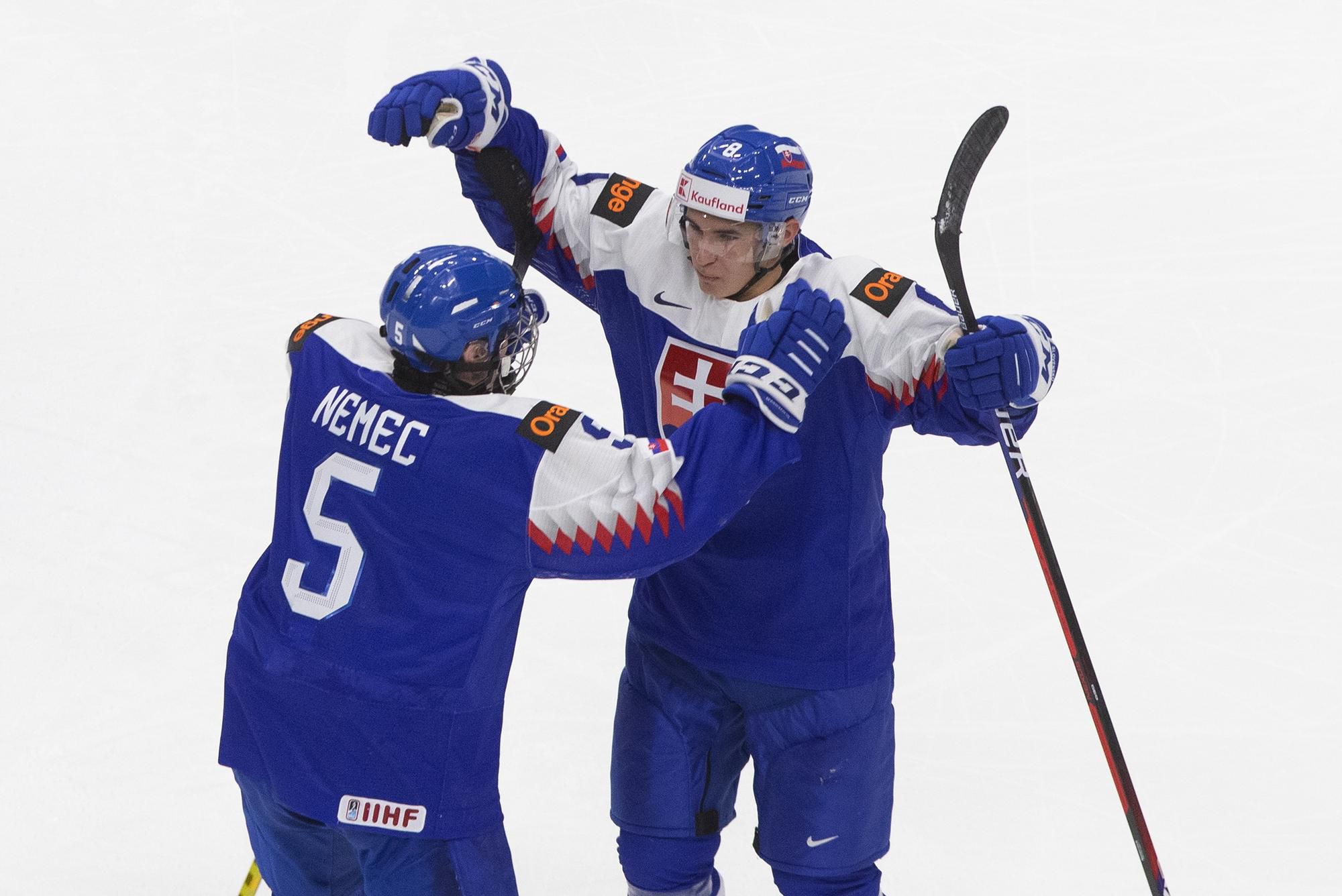 Martin Chromiak a Šimon Nemec (obaja Slovensko U20) oslavujú gól do siete Kanady