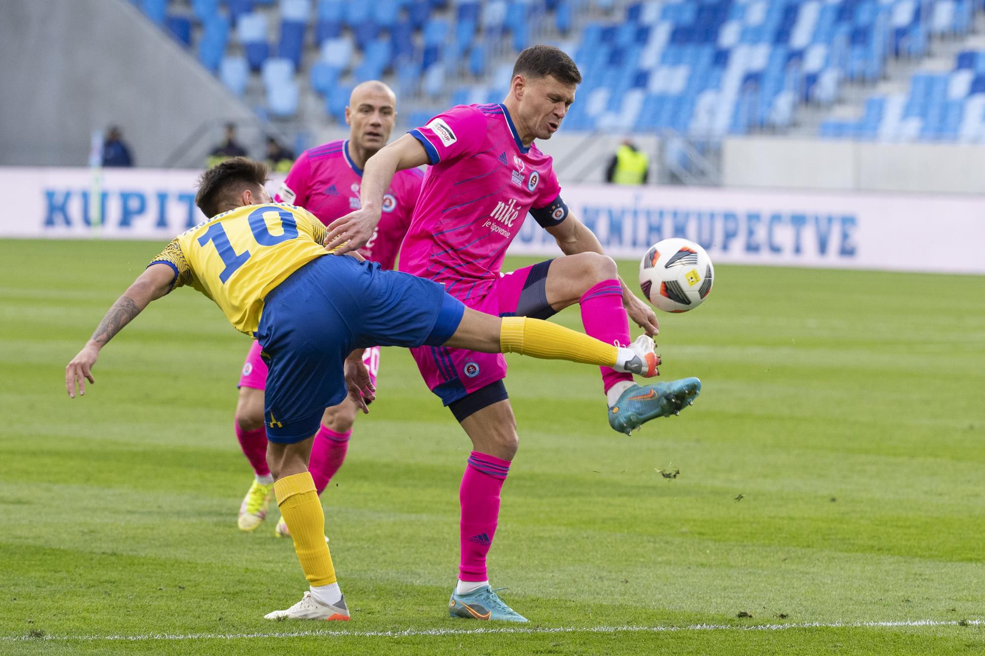 Vasil Božikov (Slovan) a vľavo Andrezinho (DAC)