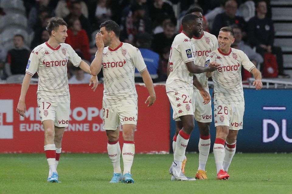 Hráči Monaka oslavujú gól