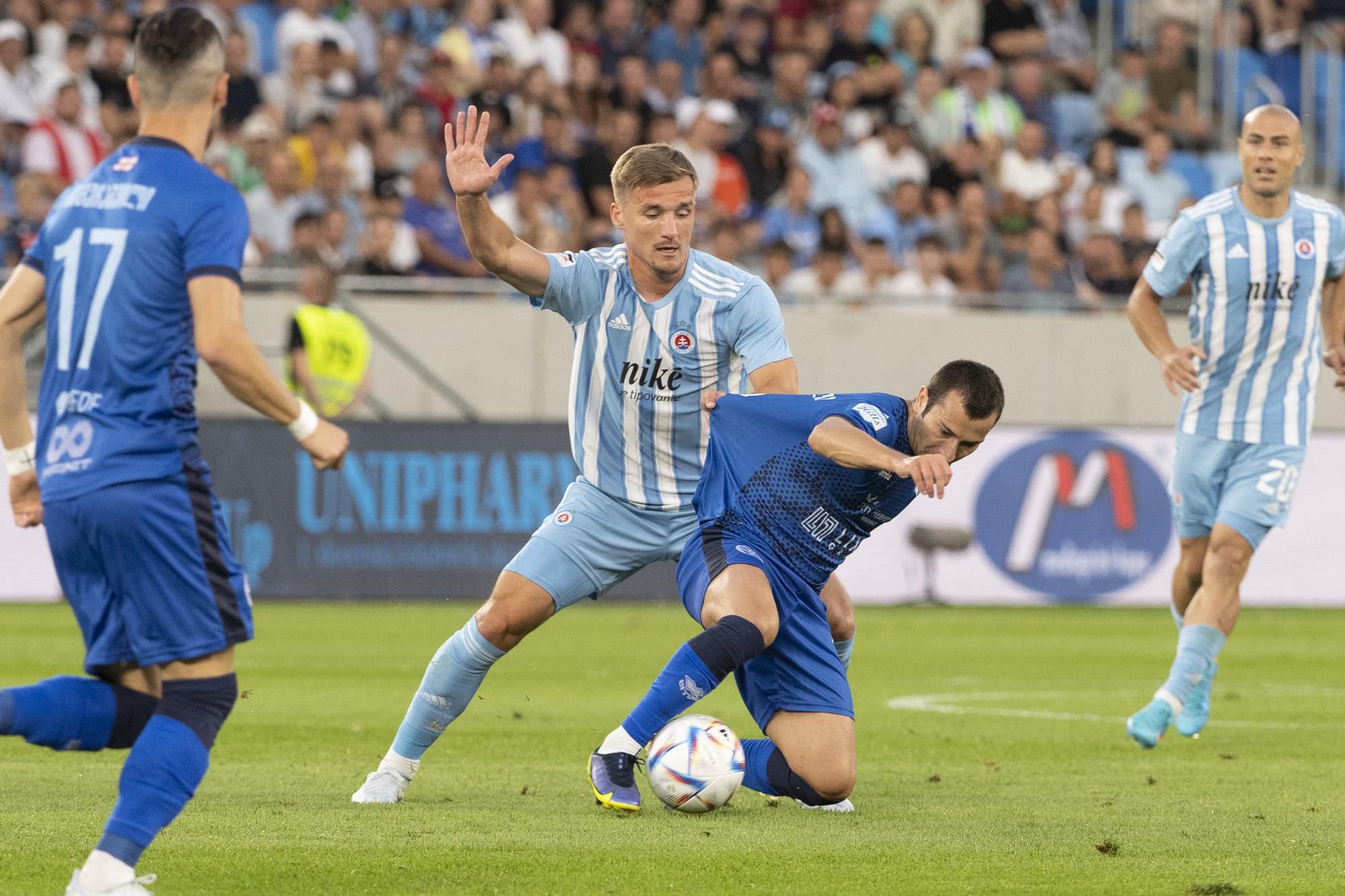 Jurij Medveděv (Slovan) a vpravo Irakli Bidzinašvili (Batumi) v prvom stretnutí 1. predkola Ligy majstrov ŠK Slovan Bratislava - Dinamo Batumi