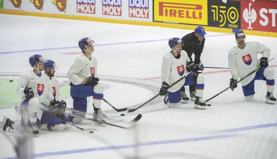 Slovenskí hokejisti na prvom tréningu.