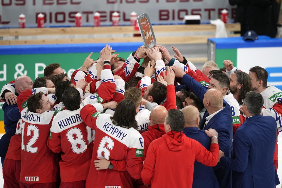 Českí hokejisti sa radujú zo zisku bronzu.