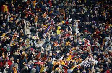Fanúšikovia Galatasaray Istanbul  hádzali predmety na hraciu plochu, klub dostal podmienku