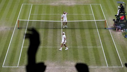 Wimbledon: Tsitsipas a Kyrgios sa po vzájomnej prestrelke nevyhli trestom