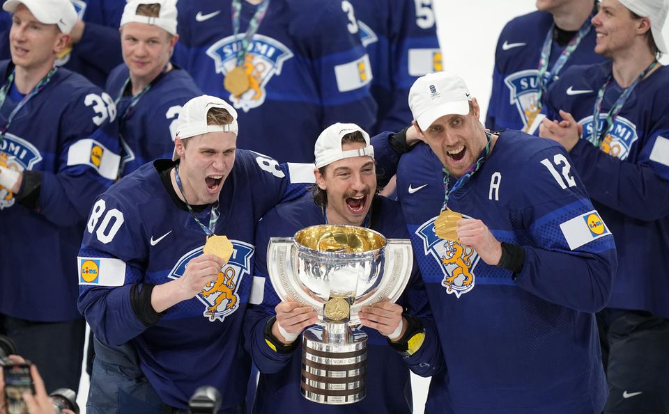 Fíni oslavujú titul majstrov sveta.