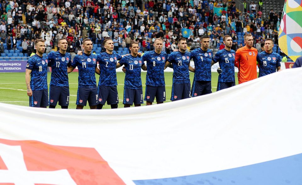 Slovensko, futbalisti pri hymne v Kazachstane