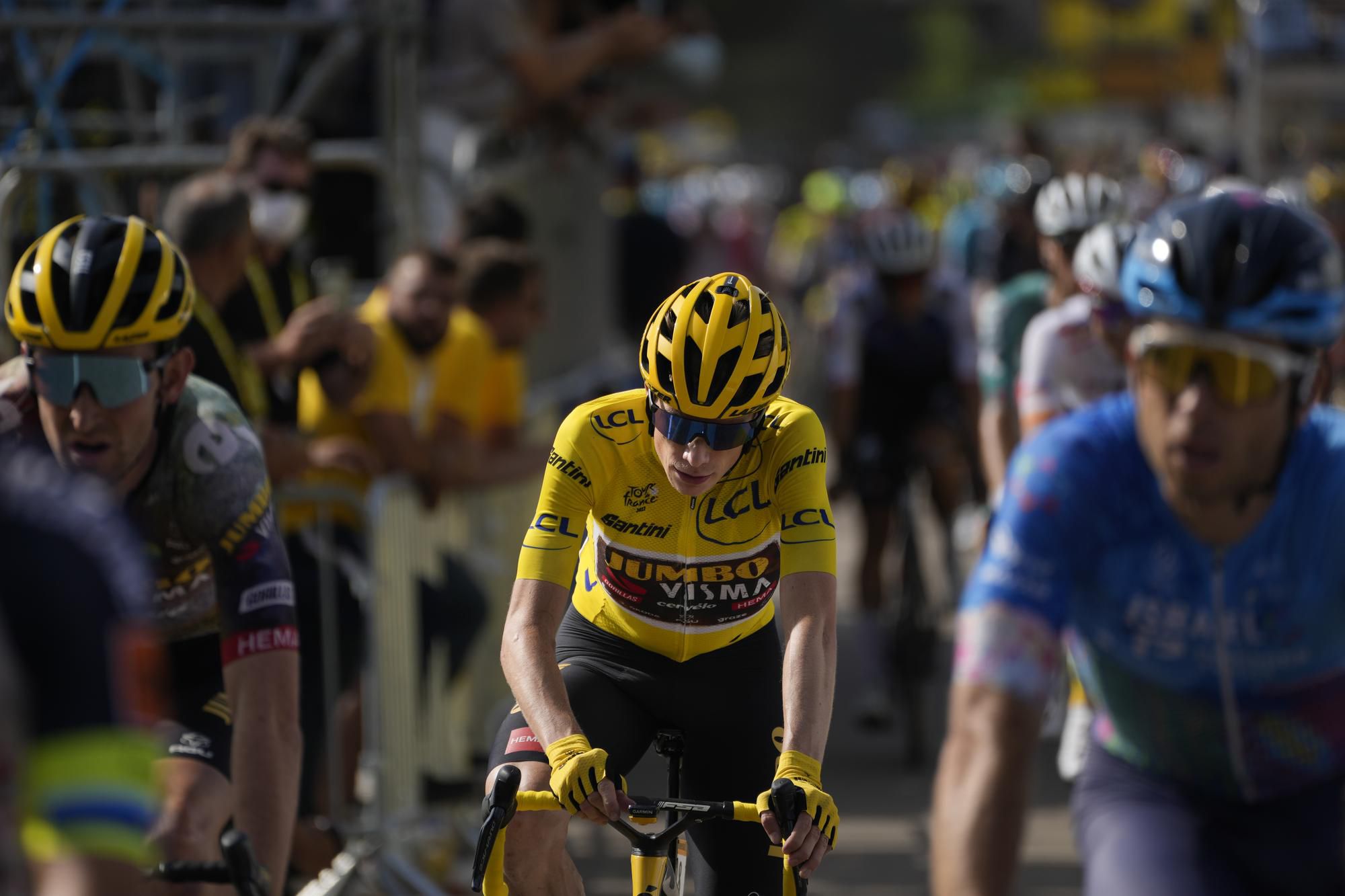 Jonas Vingegaard v žltom drese na Tour de France 2022.