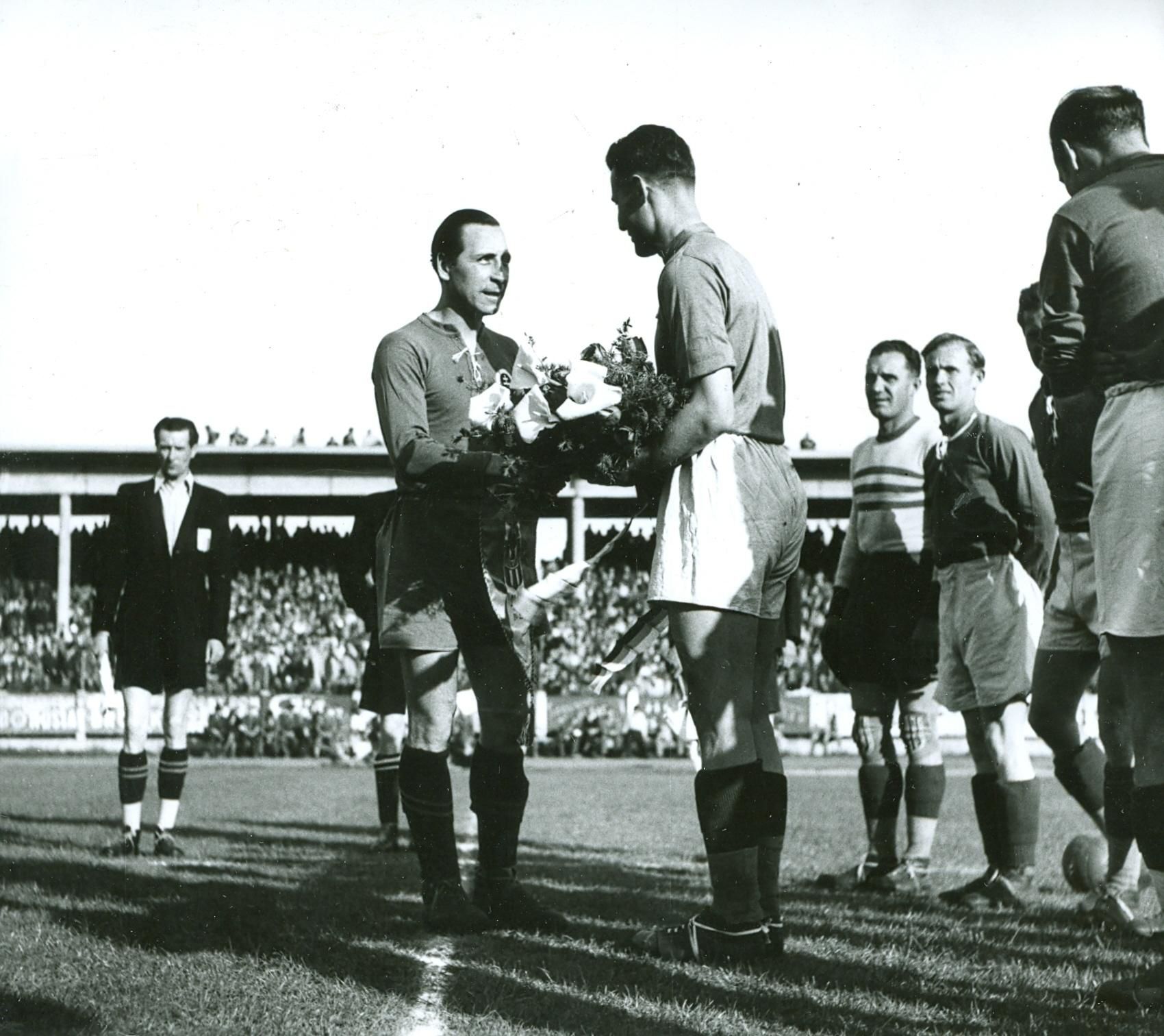 Kapitáni Ivan Chodák (vľavo) a György Sárosi pred zápasom v Bratislave v roku 1946
