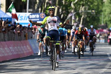 Giro: Biniam Girmay v 10. etape prepísal históriu, ružový dres si udržal Juan Pedro Lopez