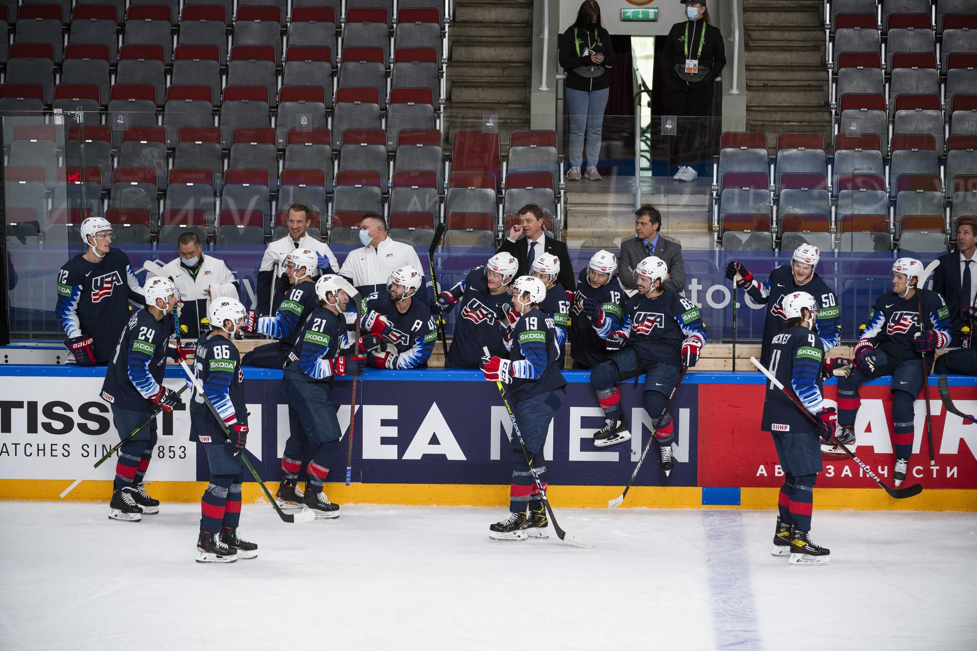 Americkí hokejisti sa tešia z gólu proti Slovensku v štvrťfinále MS 2021.