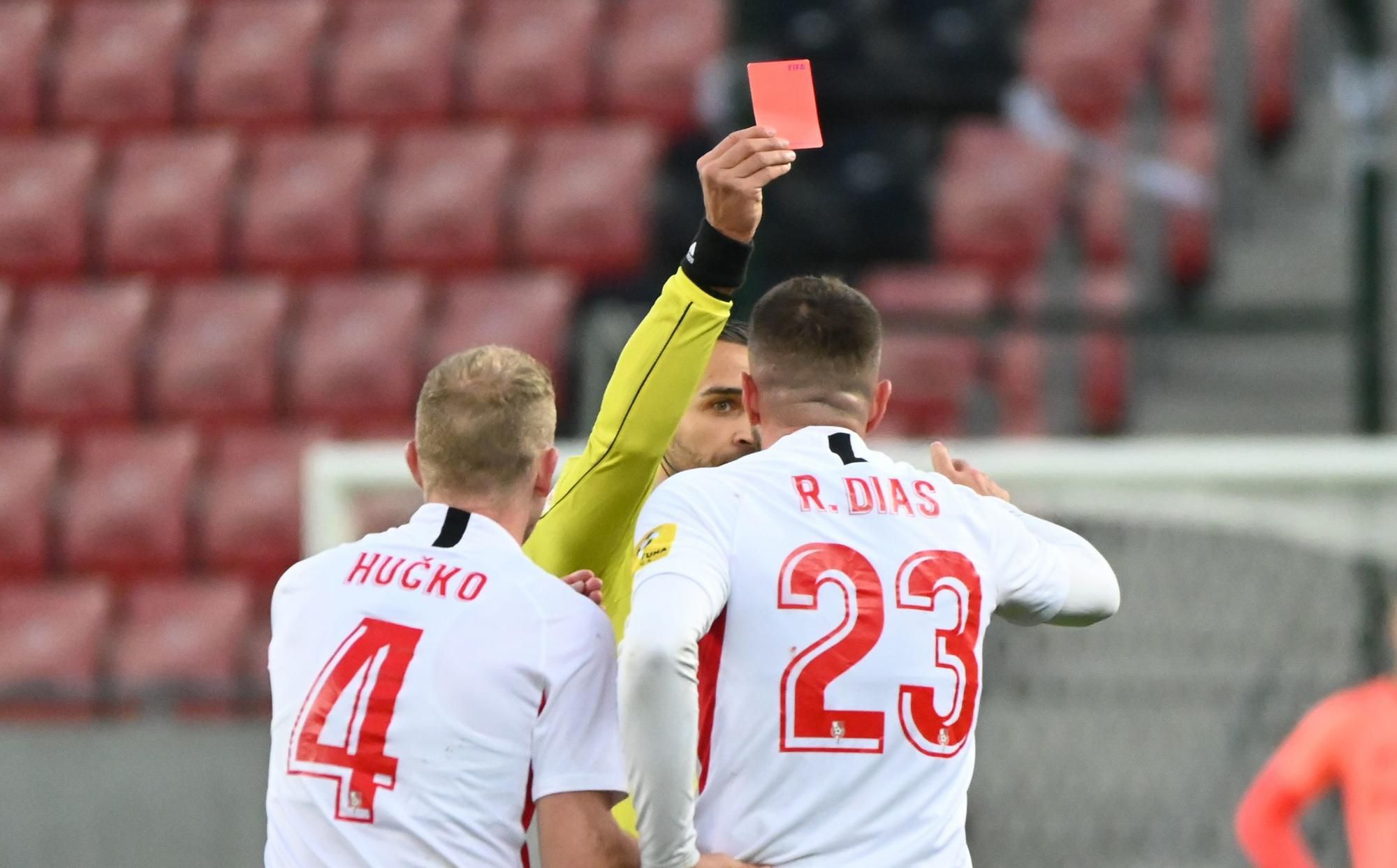 Tomáš Hučko, Roberto Dias a rozhodca Filip Glova s červenou kartou, ŠKF Sereď