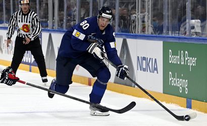 MS v hokeji: Fín Saku Mäenalenen dostal za zákrok na amerického obrancu jednozápasový dištanc