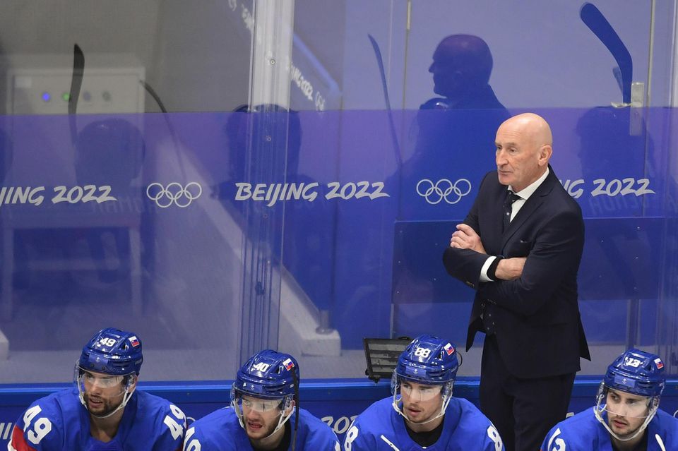 Slovenská striedačka, druhý sprava tréner slovenskej hokejovej reprezentácie Craig Ramsay