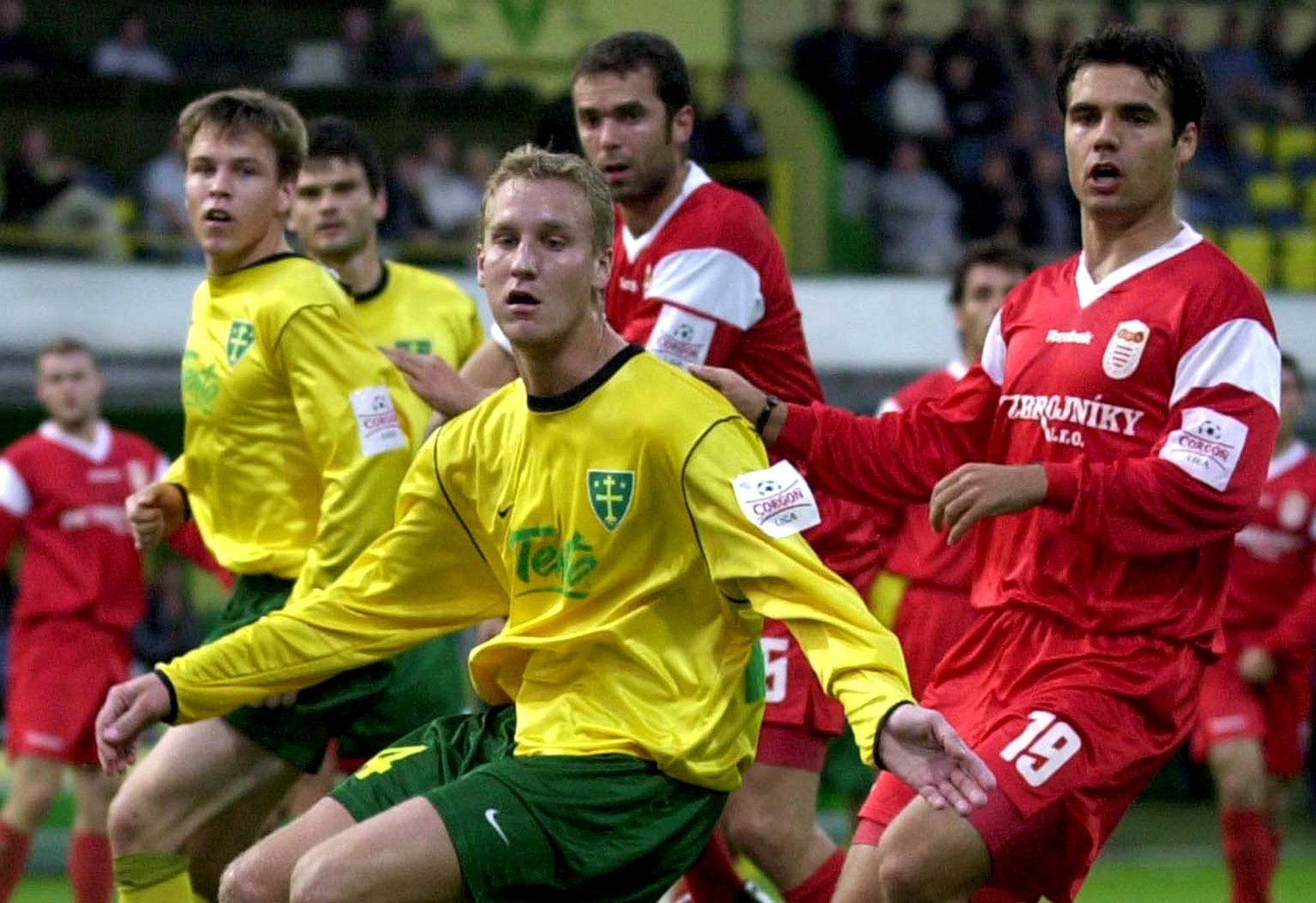 Súboj MŠK Žilina a Dukly Banská Bystrica, na snímku zľava Cyril Špendla, Radoslav Zábavník, Ivan Bartoš a František Kunzo, september 2003