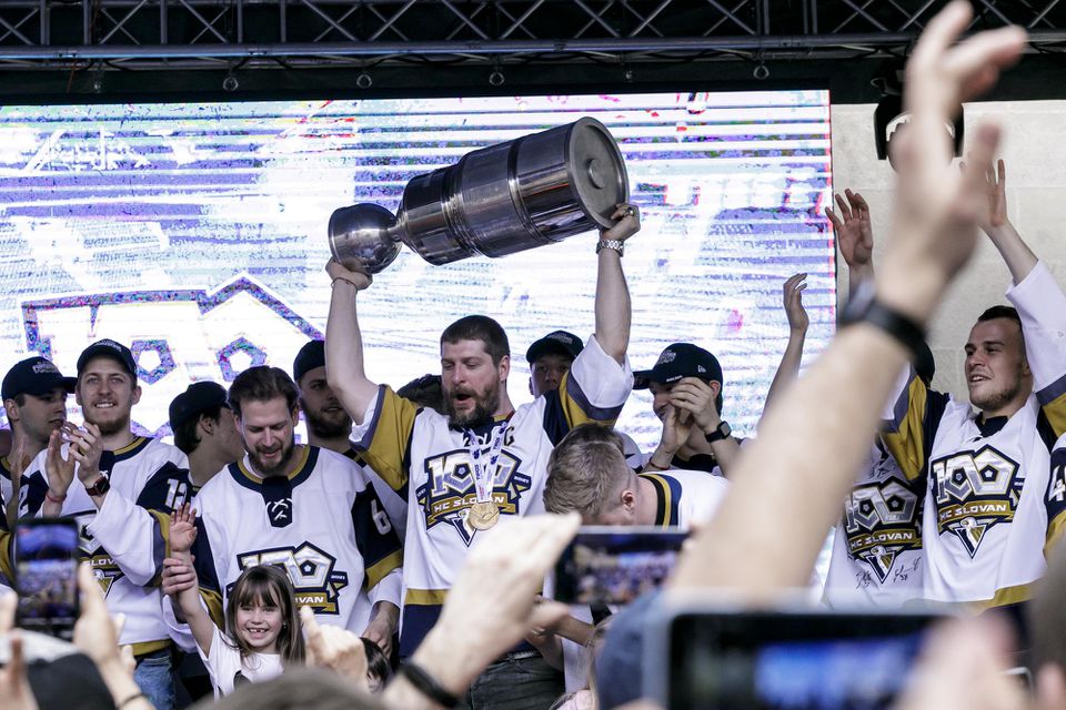 Hokejisti HC Slovan Bratislava oslavujú titul s fanúšikmi.